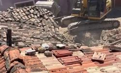Yıkılan evin molozları arasında bulunan el bombası, imha edildi