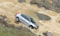Araç kontrolden çıktı... Dereye yuvarlandı!
