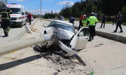 Direğe çarpan otomobilin sürücüsü yaralandı