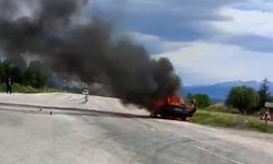 Dumanı fark edip otomobilinden çıktı