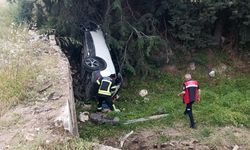 Şarampole devrilen otomobilde 4 kişi yaralandı