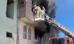 Evde çıkan yangından, pencereye uzatılan merdivenle kurtarıldılar