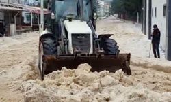 Afyon'da dolu yağışı; yollar kapandı, bahçeler zarar gördü