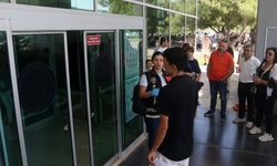 Aracını park edemeyince sınava geç kalan aday içeri alınmadı