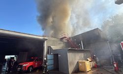 Antalya'da araç tamir ve bakım servisinde yangın
