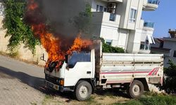 Alanya'da yol kenarında park halindeki kamyonet yandı