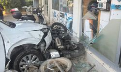 Antalya'da aracıyla kaldırımı aşıp iş yerine çarptı