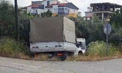 Antalya'da çarpışan 2 araç bahçeye uçtu