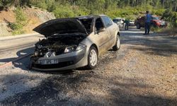 Antalya'da seyir halindeki otomobil yandı