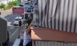 Balkon demirinde mahsur kaldı, itfaiye merdiveniyle kurtarıldı