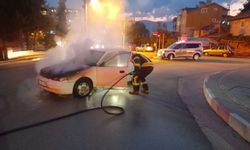Seyir halindeki otomobil yandı