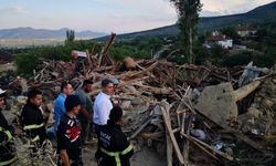 Kerpiç ev çöktü, karı- koca yaralandı