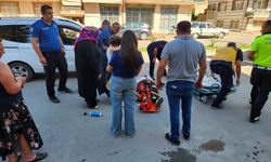 Motosikletiyle araç kapısına çarpıp düştü