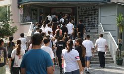 Öğrenciler LGS'de terledi, aileleri piknik havasında çocuklarını bekledi