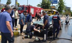 Antalya'da otomobildeki yangın sulama aracıyla söndürüldü