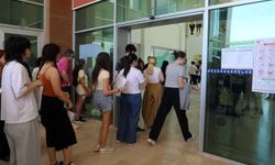 Sınava son anda yetişen adaylara velilerden alkışlı destek