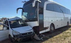 Tur otobüsüyle çarpışan hafif ticari araç sürücüsü öldü