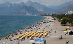 Antalya'da sıcak hava bunalttı, sahiller doldu taştı