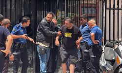Üzerine benzin döküp kendisini iş yerine kilitledi