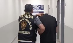 Antalya'da dolandırıcı suçüstü yakalandı