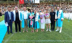 50 yaşındaki ALKÜ’lü Selda, kızının kanseri yendiği gün dereceyle mezun oldu