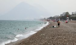 Antalya'da yağmura aldırmadan yüzmeye devam ettiler