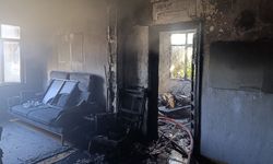 Alanya'da 3 katlı binanın zeminindeki daire yandı