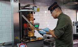 Antalya sıcağında döner ustalarının zorlu mesaisi