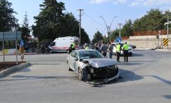 Askeri ambulans ve otomobiller çarpıştı: 2 yaralı