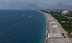 Antalya'da az bulutlu havada sahiller doldu