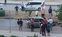 El frenini çekmeyi unuttuğu otomobilin altında kalıp öldü