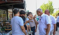 Başkan Özçelik’ten Mahmutlar’da esnaf ve vatandaş ziyareti