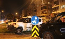 Çarpışmanın etkisiyle refüje çıkan araç hurdaya döndü: 3 yaralı