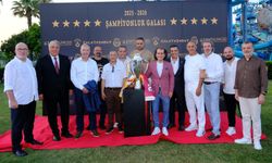 Galatasaray'ın 26'ncı şampiyonluğu Antalya'da kutlandı, Souness çimlere bayrak dikti