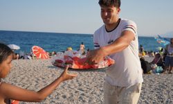 Plajda sıcaktan bunalana, 'karpuz sandviç' ikramı
