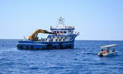 Antalya Finike'de 50 yapay resif denize indirildi
