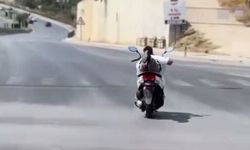 Alanya'da motosikletlinin tehlikeli hareketleri kamerada