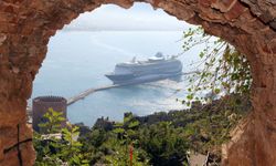 Alanya'da İngiliz turistler kruvaziyerle geldi