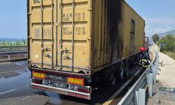 Alanya'da kömür yüklü TIR'ın lastiği alev aldı