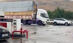 Antalya'da boya yüklü TIR devrildi, yoldan geçen araçlar mora boyandı
