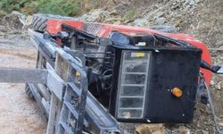 Gazipaşa'da devrilen forkliftin altında kalıp, yaralandı