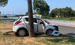 Gazipaşa'da otomobil ağaca çarptı: 1 yaralı
