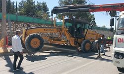TIR'ın üzerindeki greyder devrildi