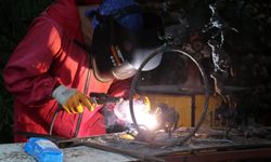 Elektrik kaynağıyla heykel yapıyor