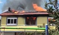 İki katlı ev, yangında kullanılamaz hale geldi