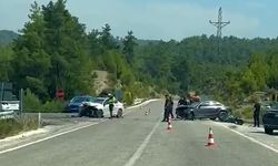 Manavgat'ta iki otomobil çarpıştı: 1 ölü, 2 yaralı
