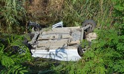 Otomobilin dereye uçtuğu kaza kamerada
