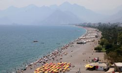 Antalya'da hissedilen sıcaklık 39 derece: Tatilciler sahilleri doldurdu