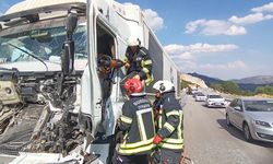 TIR kabininde sıkışan şoförü itfaiye kurtardı