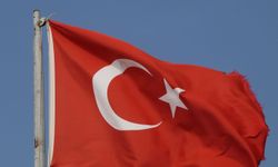 Türk bayrağına tüfekle zarar verildi